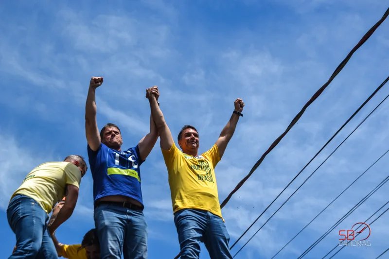 Flávio Bolsonaro e Tarcísio encerram campanha com carreata entre Santa Bárbara d’Oeste e Americana 5 CARREATA FLAVIO E TARCISIO 74
