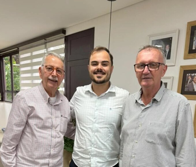 Guilherme Vital entre o prefeito Chico e o vice Odir e1791924471932