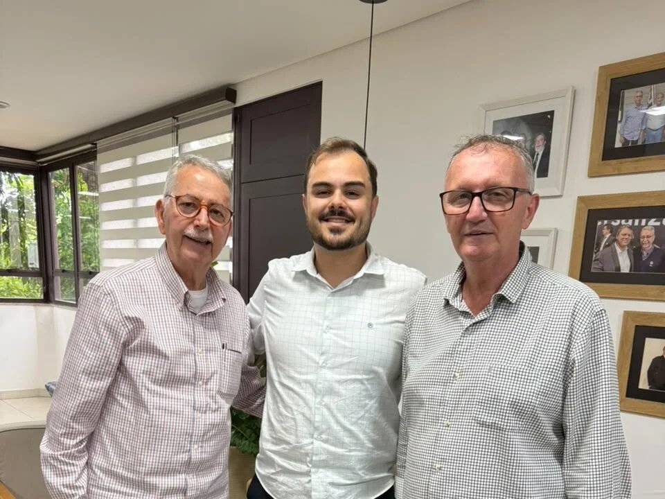 Guilherme Vital entre o prefeito Chico e o vice Odir e1791924471932