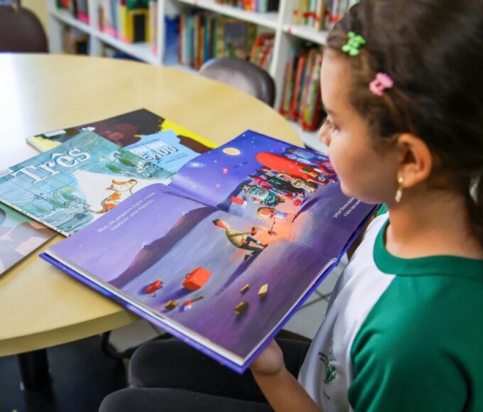 Escolas municipais de Santa Bárbara recebem mais de 600 livros com recursos do Prêmio Excelência Educacional 14 Livros Educacao 03 1024x731