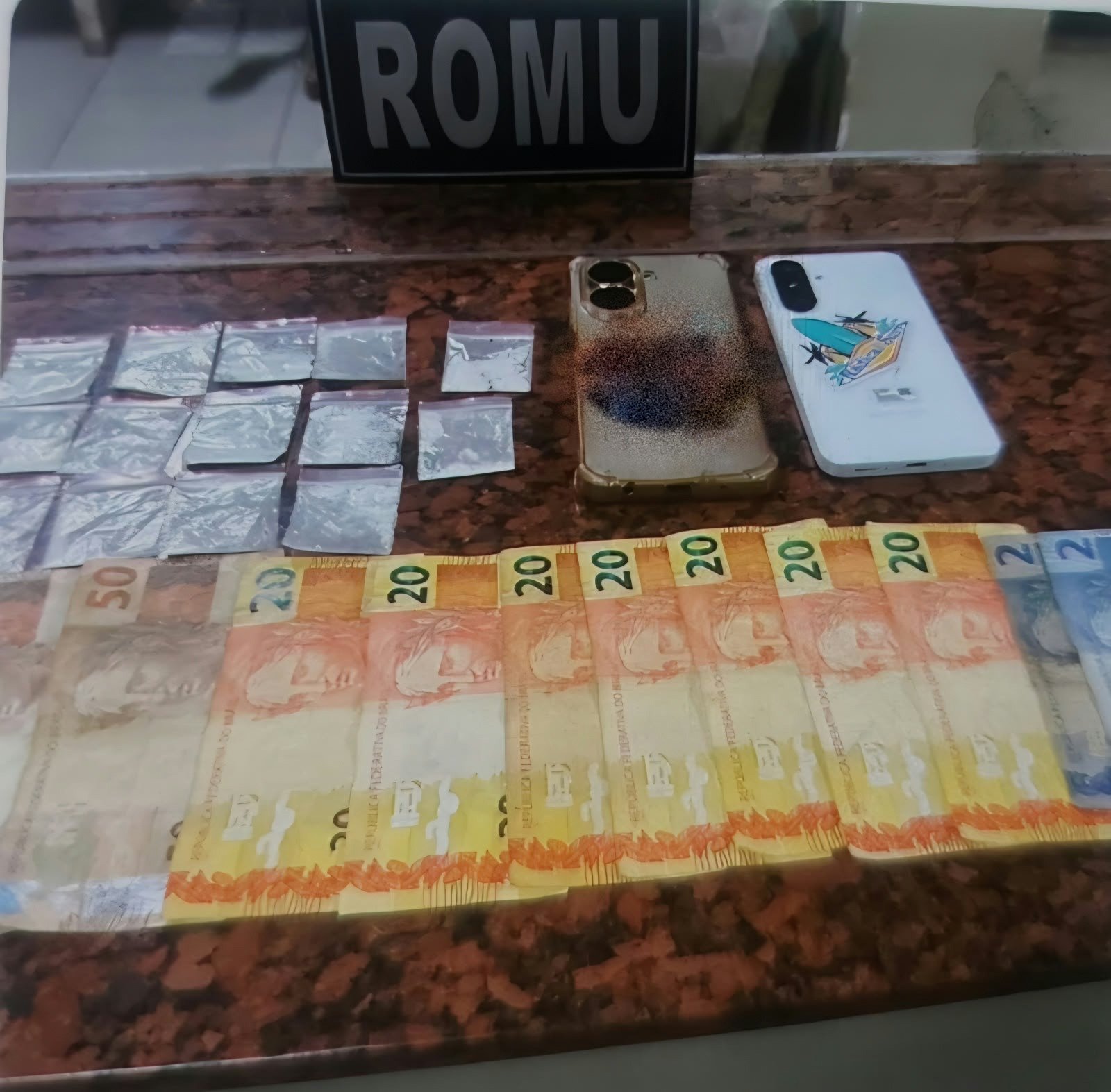 Guarda Civil prende dois homens por tráfico de drogas no bairro Moreto 5 OCORRENCIA TRAFICO 16 10