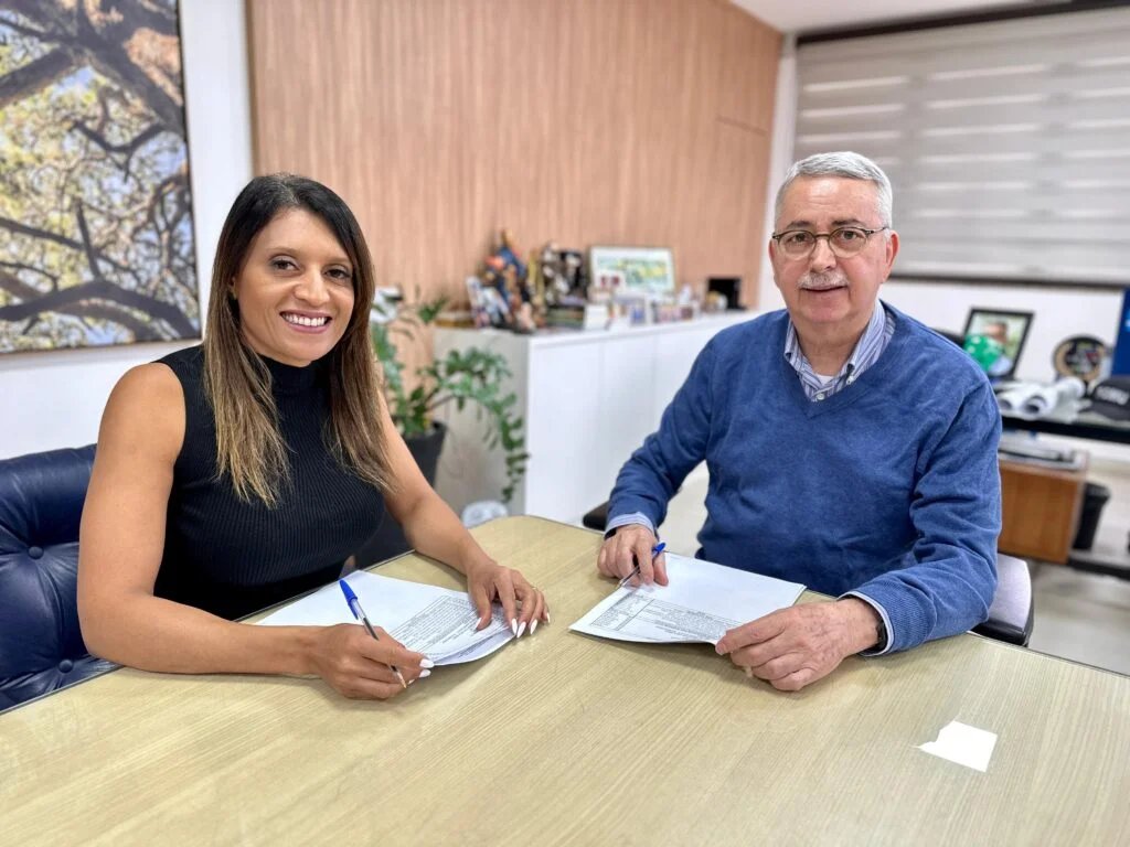 TCE emite parecer favorável às contas de 2024 da Prefeitura de Americana 5 Secretaria Simone Bruno e prefeito Chico Sardelli 2