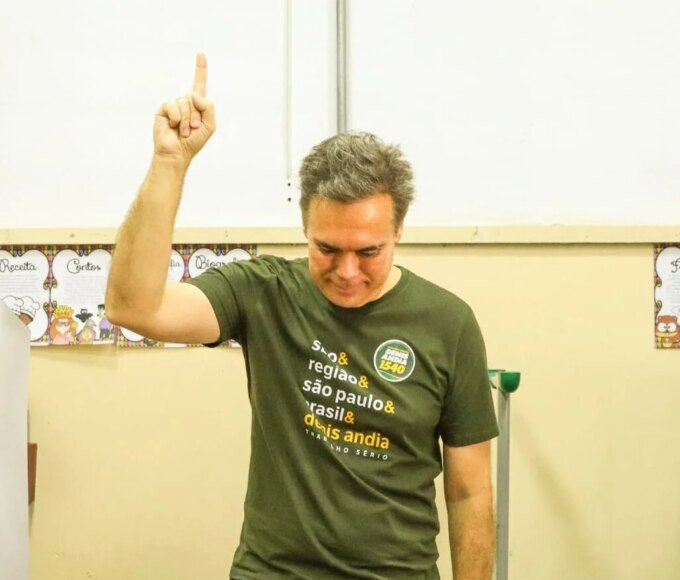 Denis Andia vota em Santa Bárbara d’Oeste e destaca campanha serena e com coração 14 WhatsApp Image 2026 10 04 at 12.08.02 e1791126699414