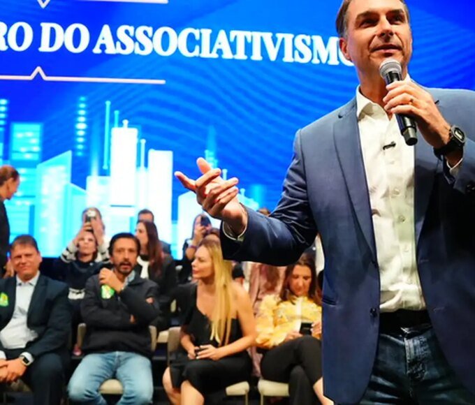 Flávio visita o pai em prisão domiciliar e recebe apoios políticos em São Paulo 14 flavio bolsonaro associativismo vittor salles