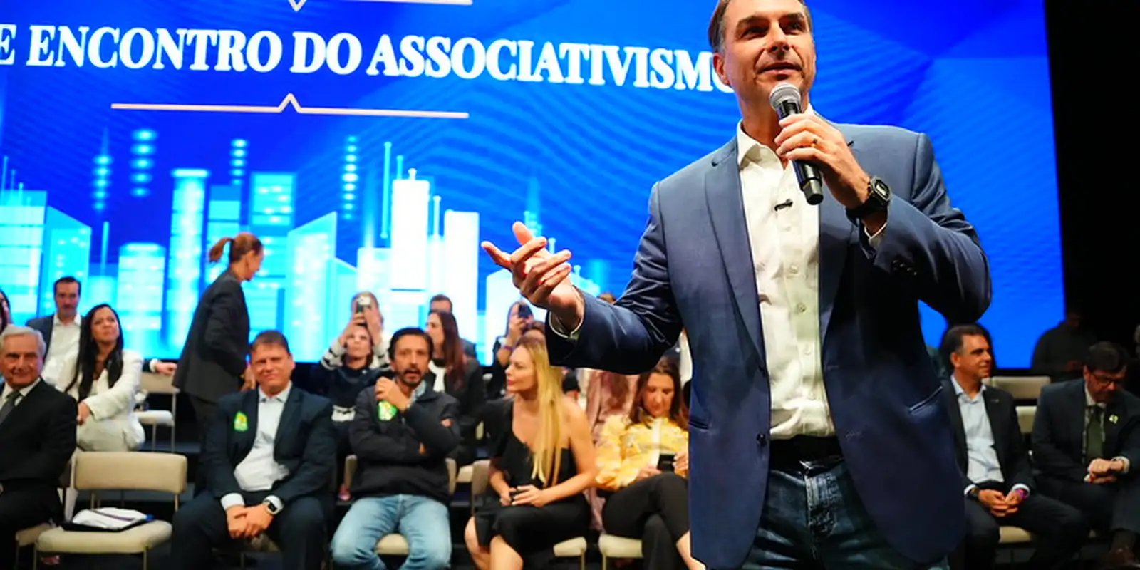 Flávio visita o pai em prisão domiciliar e recebe apoios políticos em São Paulo 5 flavio bolsonaro associativismo vittor salles