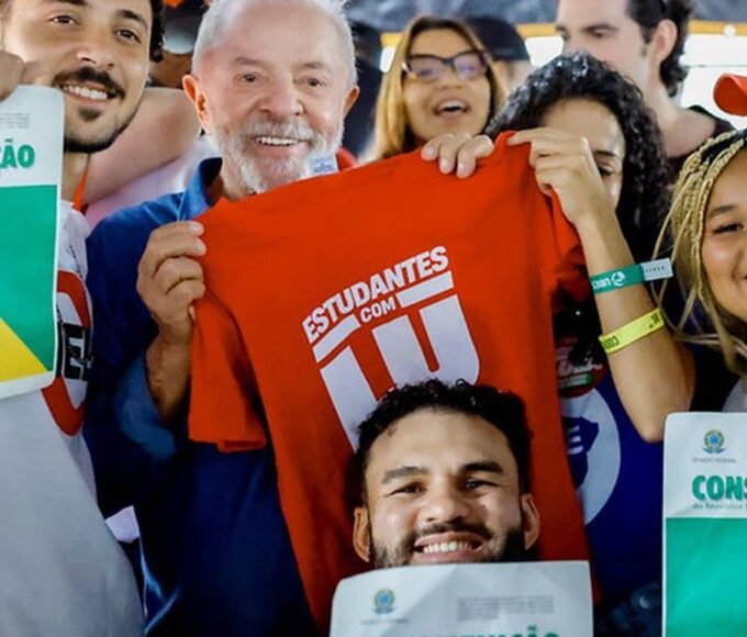 Lula garante versão universitária do “Pé de Meia” caso seja reeleito 14 lula com estudantes