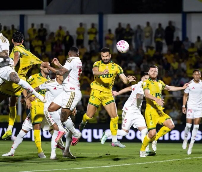 Com um a mais em campo, Mirassol vence o Internacional e complica rival no Brasileirão 12 mirassol