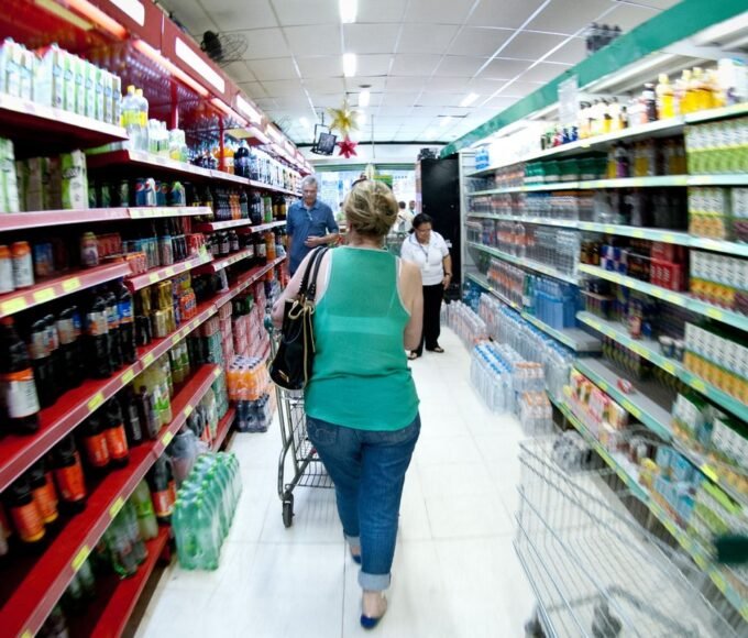 Produção industrial cai 0,6% de julho para agosto, diz IBGE 14 supermercados dia 8