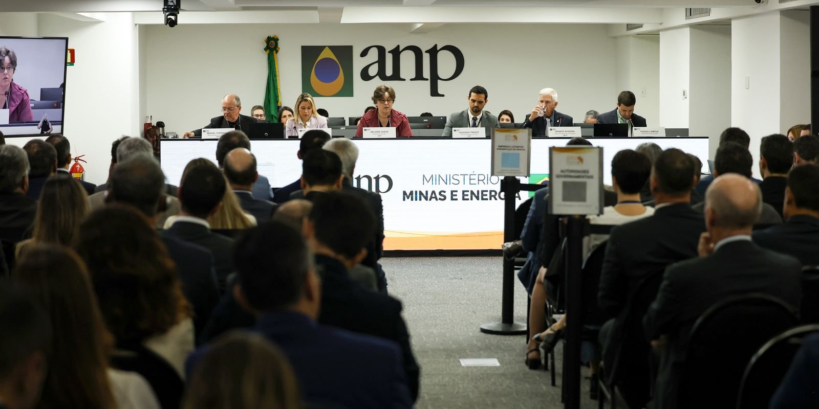 Leilão da ANP arrecada R$ 3 bilhões com a venda de 49 blocos de petróleo e gás 5 toms4625