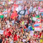 Milhares de pessoas lotam a orla de Copacabana em apoio a Lula 10 toms4839